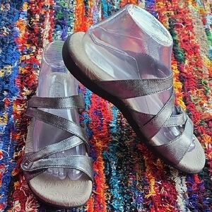 Taos Double U Pewter Silver Strappy Sandals Size 9